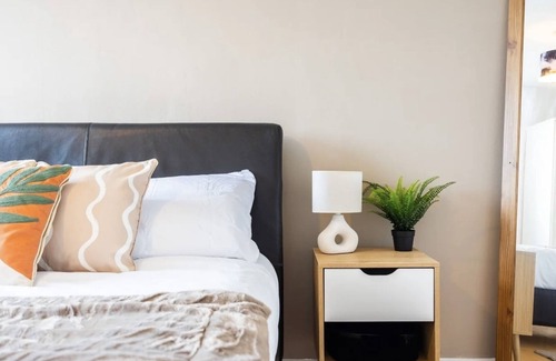 Thamesmead Apartment | Cozy 2 Bedroom Apartment In London
