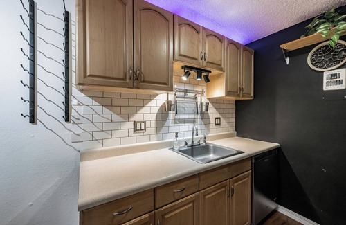 Glenwood Grove - North Iris Apartment | Cozy 2-bedroom apartment in beautiful Boulder with fitness room, WiFi