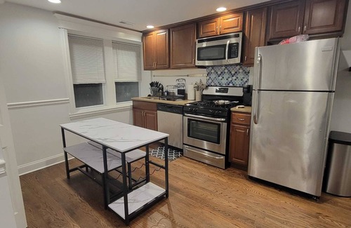 Pulaski Park Apartment | Cozy 2-bedroom apartment in welcoming Chicago in the Wicker Park area