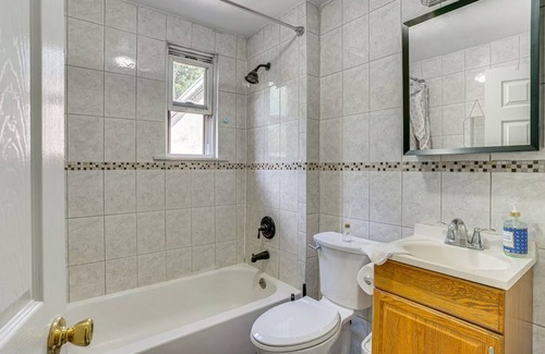 Lodi Apartment | Cozy 2-bedroom apartment in charming Lodi with AC