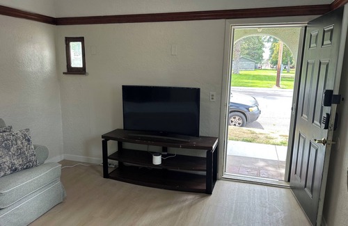 Burley Apartment | Cozy 2-bedroom apartment in welcoming Burley with AC