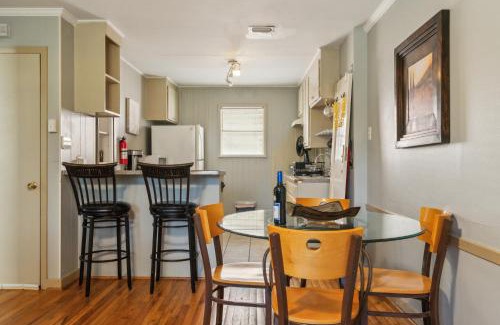 South Central Houston Apartment | Cozy 2-bedroom apartment in awesome Houston's museum district by Texas medctr