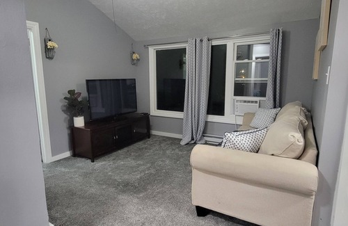 Benson Apartment | Cozy 2-bedroom apartment in awesome Omaha with AC, WiFi