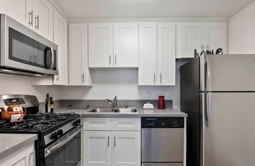 Anaheim Resort Apartment | Cozy 2-bedroom apartment in awesome Orange with AC