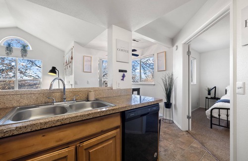 Sandy Apartment | Cozy 2-bedroom apartment with hot tub & pool in charming Sandy