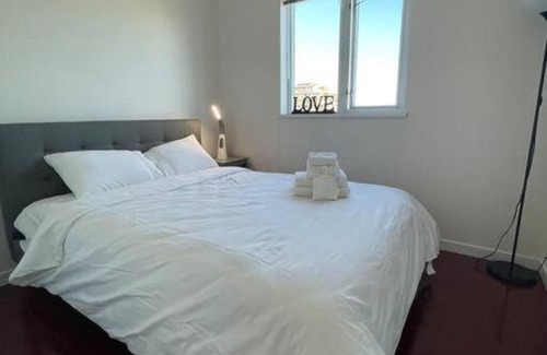 Richmond City Centre Apartment | Cozy 2-bedroom Apt in Richmond