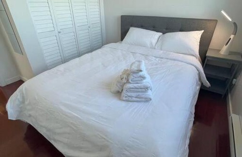 Richmond City Centre Apartment | Cozy 2-bedroom Apt in Richmond