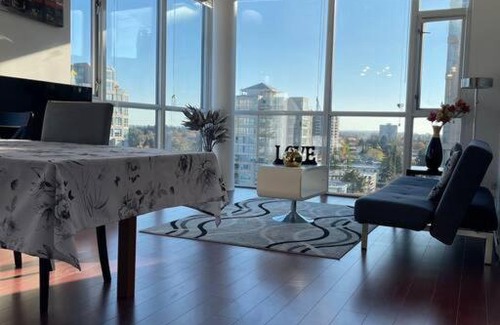 Richmond City Centre Apartment | Cozy 2-bedroom Apt in Richmond