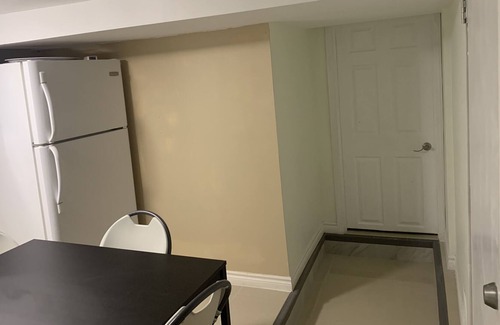 Welland House | Cozy 2 bedroom apt with laundry & appliances