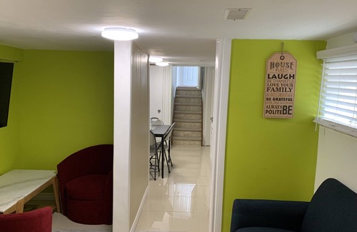 Welland House | Cozy 2 bedroom apt with laundry & appliances