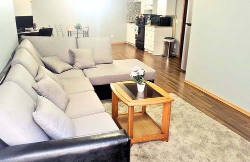 Calgary House | Cozy 2-Bedroom Basement Suite Retreat Calgary