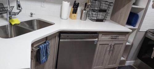 Southwest Edmonton Apartment | Cozy 2-Bedroom Basement Guest Suite with Private Entrance and Proximity to the Airport
