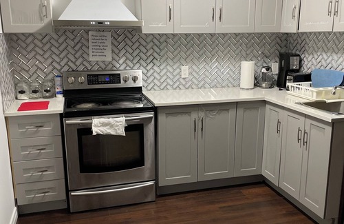 London House | Cozy 2 bedroom Basement Apartment with Modern Amenities