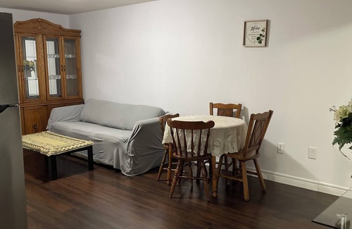 London House | Cozy 2 bedroom Basement Apartment with Modern Amenities
