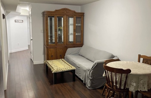 London House | Cozy 2 bedroom Basement Apartment with Modern Amenities