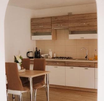 Caransebes Apartment | Cozy 2-Bedroom Boho-Themed Home