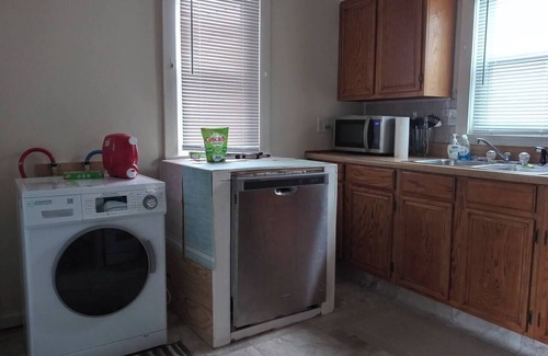 Springfield House | Cozy 2-bedroom bungalow with AC and WiFi in charming Springfield