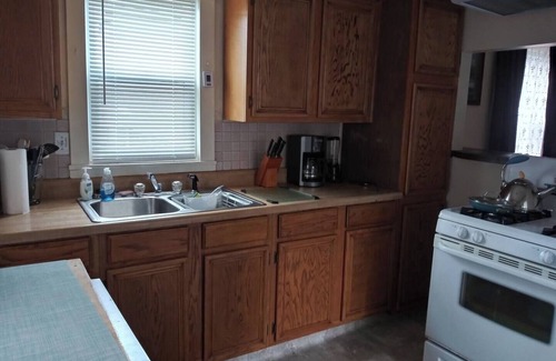Springfield House | Cozy 2-bedroom bungalow with AC and WiFi in charming Springfield