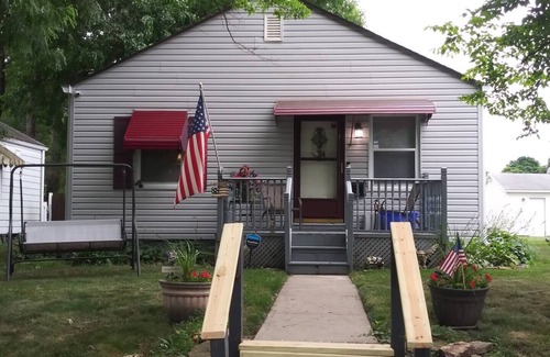Springfield House | Cozy 2-bedroom bungalow with AC and WiFi in charming Springfield