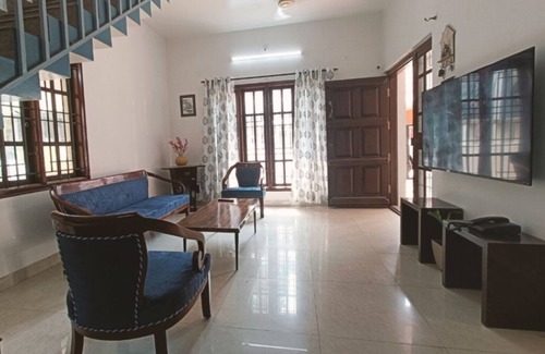 Hebbal House | Cozy 2-bedroom bungalow in Bengaluru-Hebbal with Wi-Fi, AC, Balcony and Parking