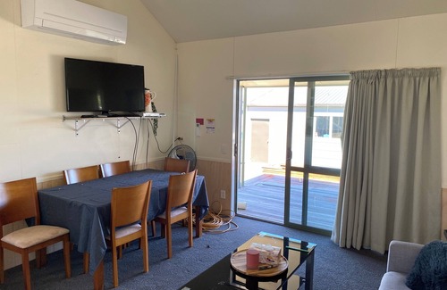 Ranfurly Cottage | Cozy 2 bedroom bungalow w/seperate sleepout. 200m from the railtrail.