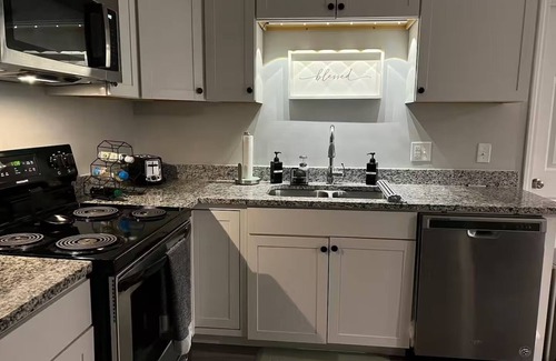 Forest Acres House | Cozy 2-bedroom bungalow with AC, WiFi in Columbia near Fort Jackson