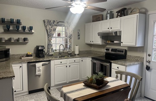 Clayton House | Cozy 2-bedroom Bungalow 5 minutes from Downtown