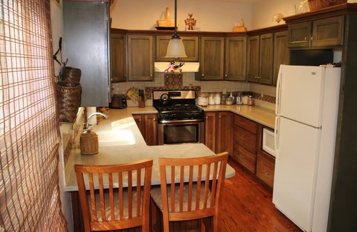 Paducah House | Cozy 2-bedroom bungalow in Historic Lower Town Paducah with AC, WiFi