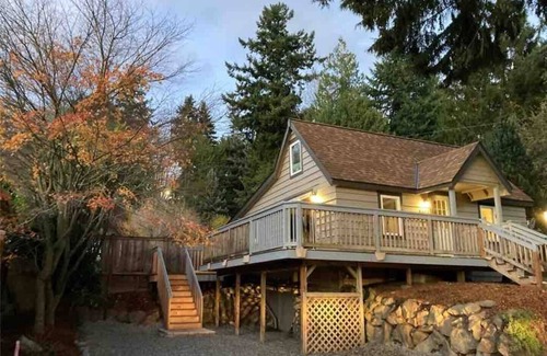 Tukwila House | Cozy 2 bedroom bungalow house in Tukwila close to airport, minutes from Seattle!