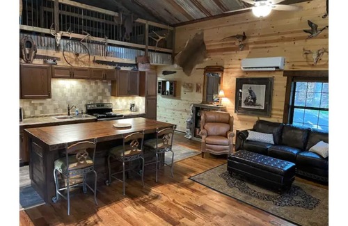 Pettit Cabin | Cozy 2 bedroom bunkhouse at Pettit Bay