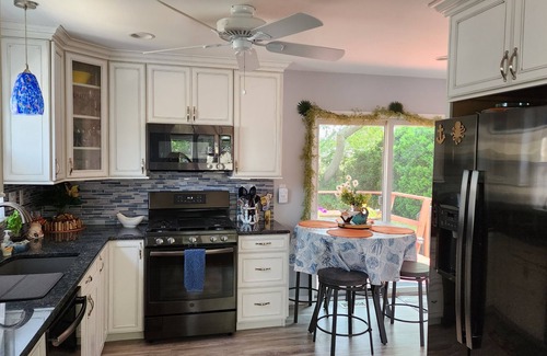 North Cape May Cottage | Cozy 2 Bedroom Cottage Close to Bay Beach