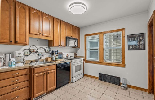 Milwaukee House | Cozy 2 bedroom cottage 5 minutes from entertainment hotspots