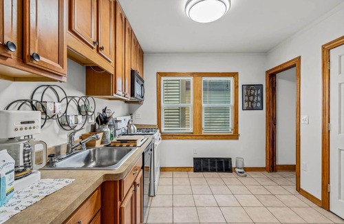 Milwaukee House | Cozy 2 bedroom cottage 5 minutes from entertainment hotspots