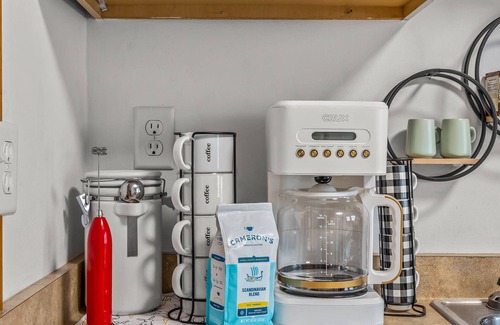Milwaukee House | Cozy 2 bedroom cottage 5 minutes from entertainment hotspots