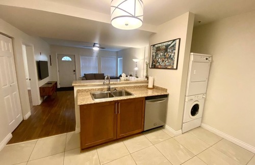 New Westminster House | Cozy 2 bedroom townhouse/parking on downtown New Westminster