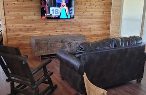 Bluff Dale Cabin | Cozy 2 bedroom cabin in peaceful Morgan Mills with Wi-Fi, AC, and amazing view.
