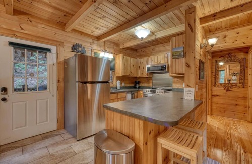 Blairsville Cabin | Cozy 2-bedroom cabin with WiFi, firepit, and more in Blairsville!