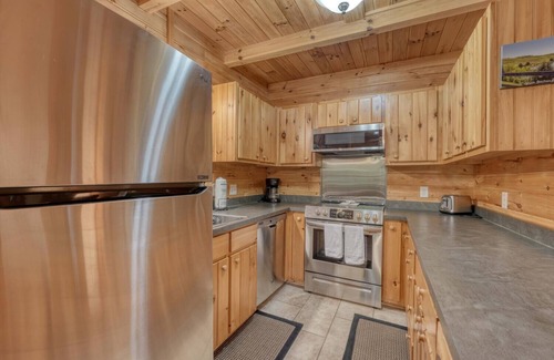 Blairsville Cabin | Cozy 2-bedroom cabin with WiFi, firepit, and more in Blairsville!