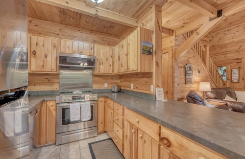 Blairsville Cabin | Cozy 2-bedroom cabin with WiFi, firepit, and more in Blairsville!