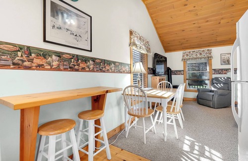 Bethel Cabin | Cozy 2 Bedroom Cabin 3 miles to Sunday River