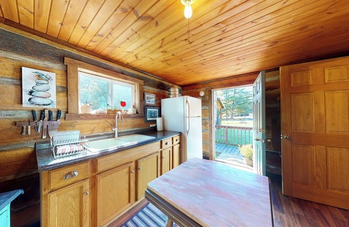Saxon Cabin | Cozy 2-bedroom cabin built in 1855 with WiFi