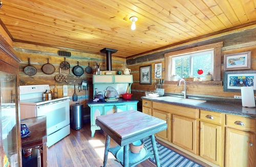Saxon Cabin | Cozy 2-bedroom cabin built in 1855 with WiFi
