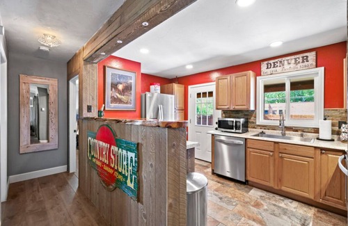 Montrose Cabin | Cozy 2-bedroom cabin close to Montrose Hospital