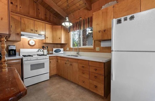 Big Bear City Cabin | Cozy 2-bedroom cabin in beautiful Big Bear with Spa & Fireplace, Walk to shops