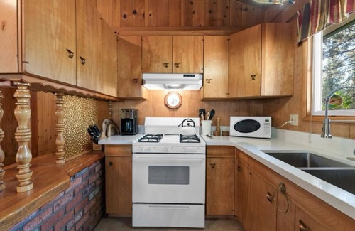Big Bear City Cabin | Cozy 2-bedroom cabin in beautiful Big Bear with Spa & Fireplace, Walk to shops