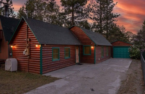 Sugarloaf Cabin | Cozy 2-bedroom Cabin in Big Bear, 10 Minutes from Lake & Downtown