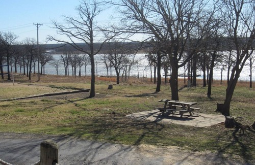 Mannford Cabin | Cozy 2-bedroom cabin in front of the lake!