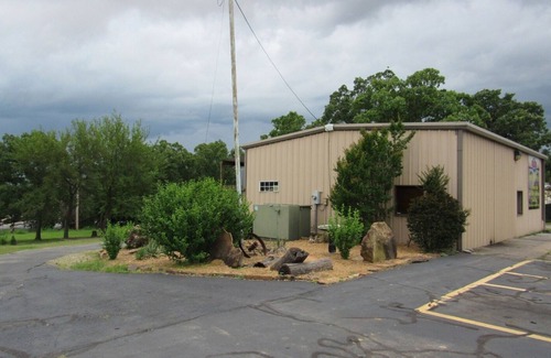 Mannford Cabin | Cozy 2-bedroom cabin in front of the lake!