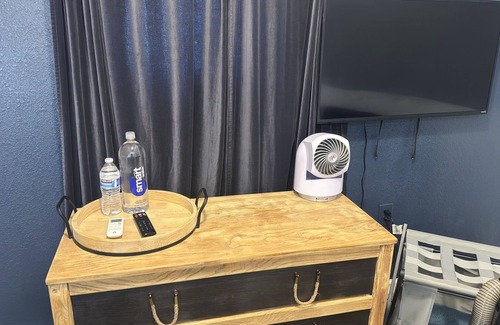 Alvin Cabin | Cozy 2-bedroom cabin in lovely Alvin with WiFi, AC