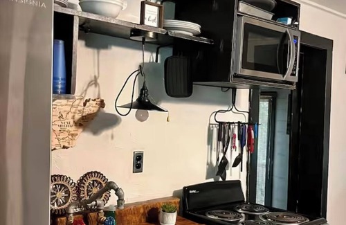 Bellepoint Cabin | Cozy 2-bedroom cabin in charming Hinton with WiFi